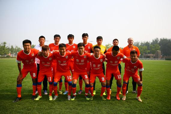 从瓦砾中抬 从瓦砾中抬